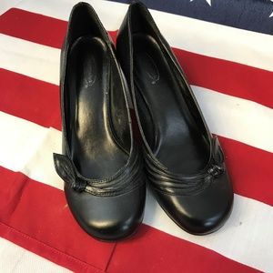 Mandee Women's Shoes Black Medium heals